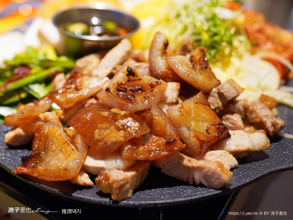 推擠 美食小吃 韓國烤肉 韓式小菜吃到飽 霜淇淋 無限供應