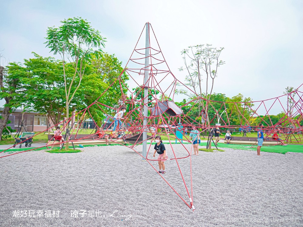 潮好玩幸福村 屏東親子景點 免門票親子公園 溜滑梯 盪鞦韆 沙坑 森林跑道