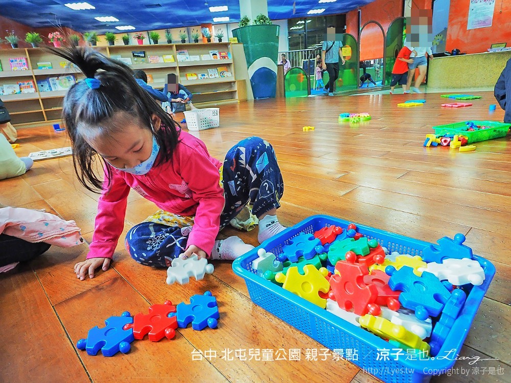 台中-北屯兒童公園 免費雨天親子備案 室內遊戲室、圖書館 雨停還可去玩溜滑梯、沙坑、鞦韆…