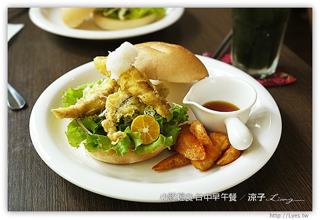 台中-小豚輕食 台中早午餐-厚片鬆餅口感好軟嫩