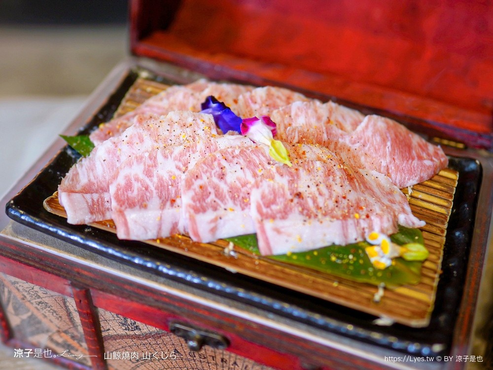 山鯨燒肉 菜單 台中漢口 燒肉美食 生日優惠 停車 訂位 優惠 台中燒肉餐廳推薦 和服 網美必拍 寶箱