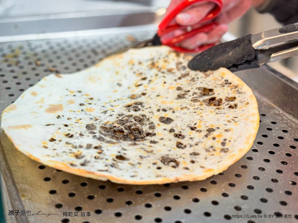 梅乾菜故事 逢甲夜市小吃 台中美食 梅乾菜餅 鍋盔 特色小吃 必吃 廈門美食