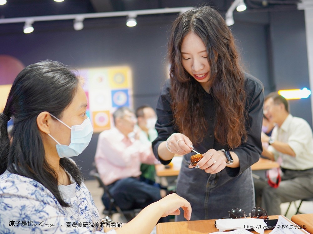 台灣美研院 美妝博物館 門票 台南景點 安平景點 化妝品 觀光工廠 網美拍照 評論 預約 婚紗 雷雕粉餅