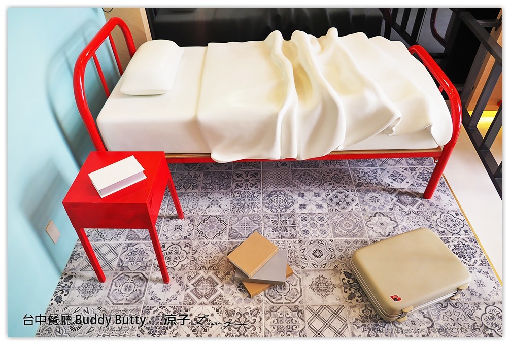 台中-Buddy Butty 英式早午餐 一邊吃美食還可以欣賞倒立天花板的床舖耶XD