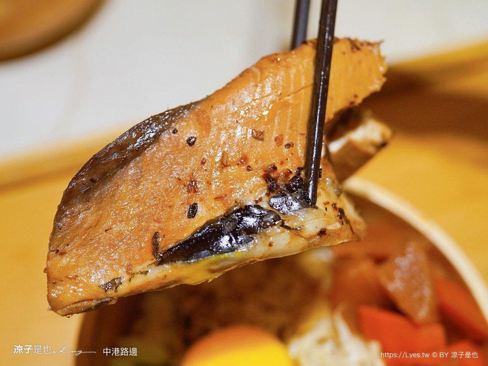 中港路邊 菜單 中友百貨 美食街 一中街 豬腳飯 控肉飯 虱目魚肚飯 小吃便當 村口微光新品牌