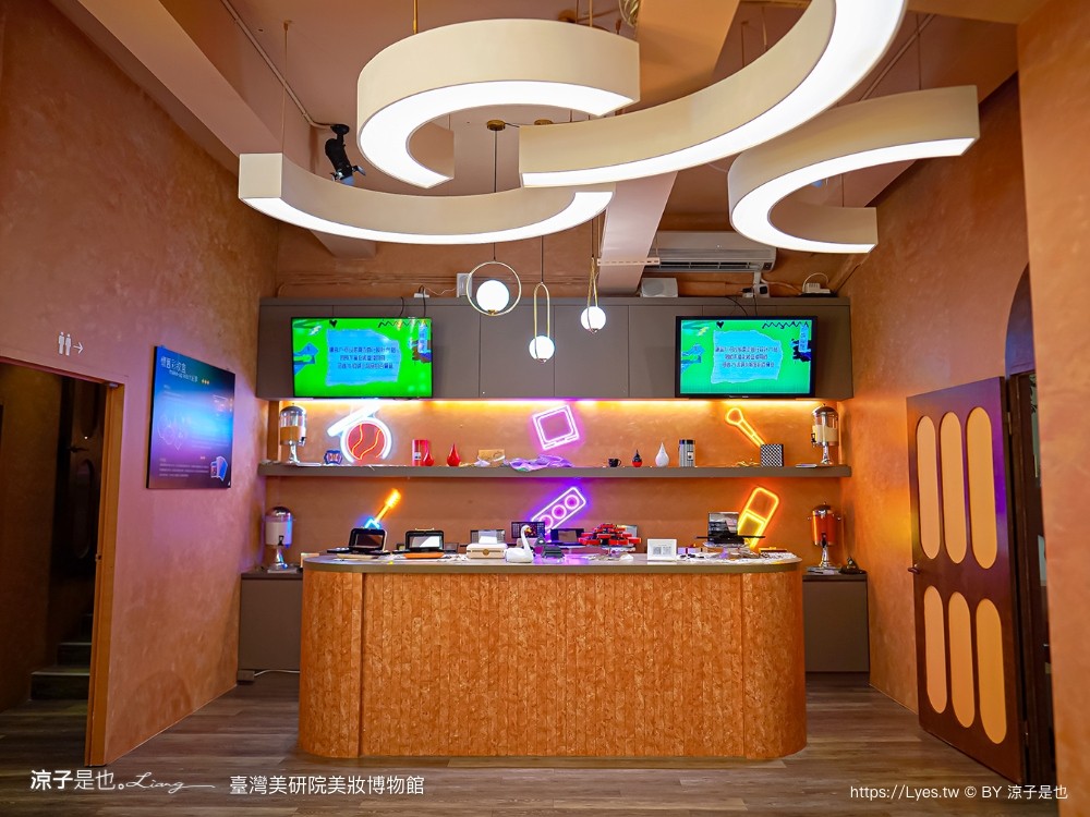 台灣美研院 美妝博物館 門票 台南景點 安平景點 化妝品 觀光工廠 網美拍照 評論 預約 婚紗 雷雕粉餅