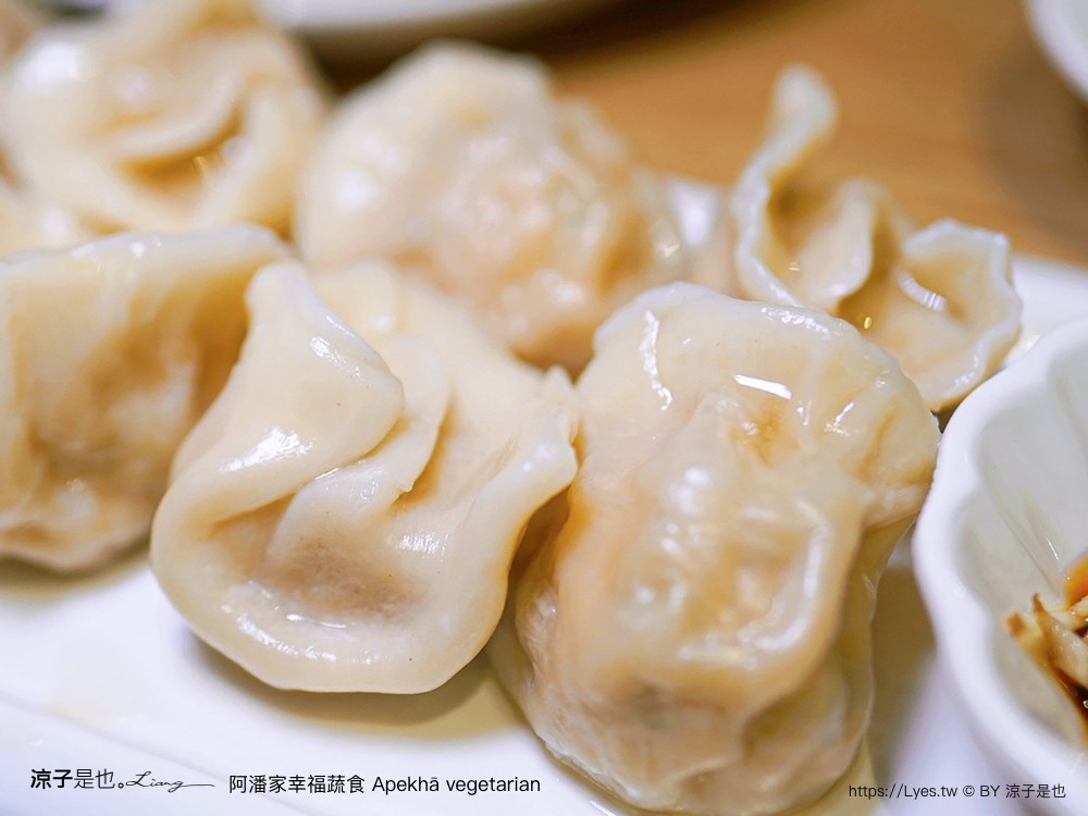 阿潘家幸福蔬食 菜單 台中一中商圈 台中蔬食料理 台中素食 小菜自助吧 小米粥 飲料吃到飽 中友百貨餐廳 推薦 apekhā vegetarian