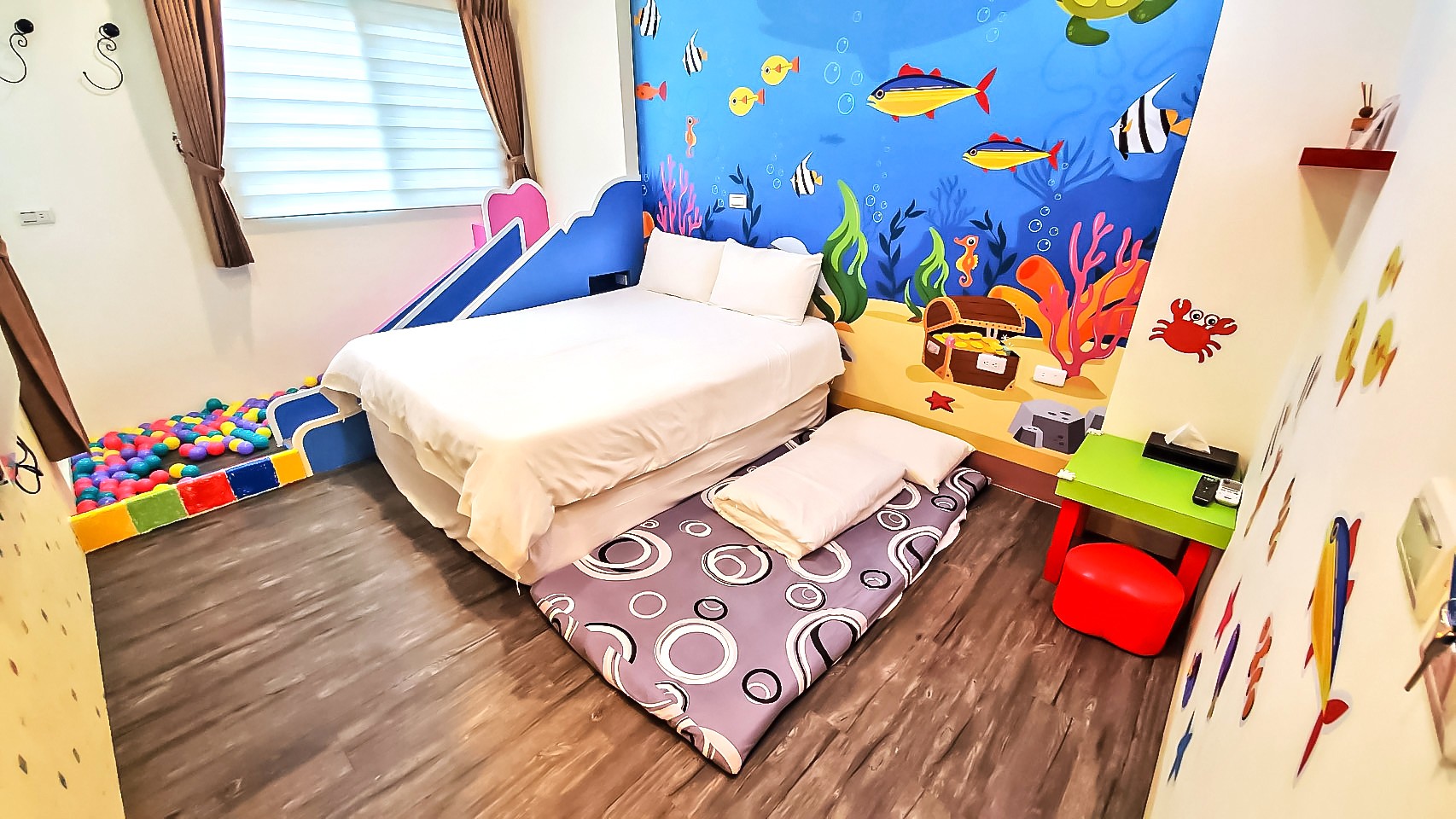 宜蘭住宿-小蘋果民宿 溜滑梯球池房型x電動車x沙坑 宜蘭親子民宿推薦 包棟烤肉好好玩(文末抽住宿)