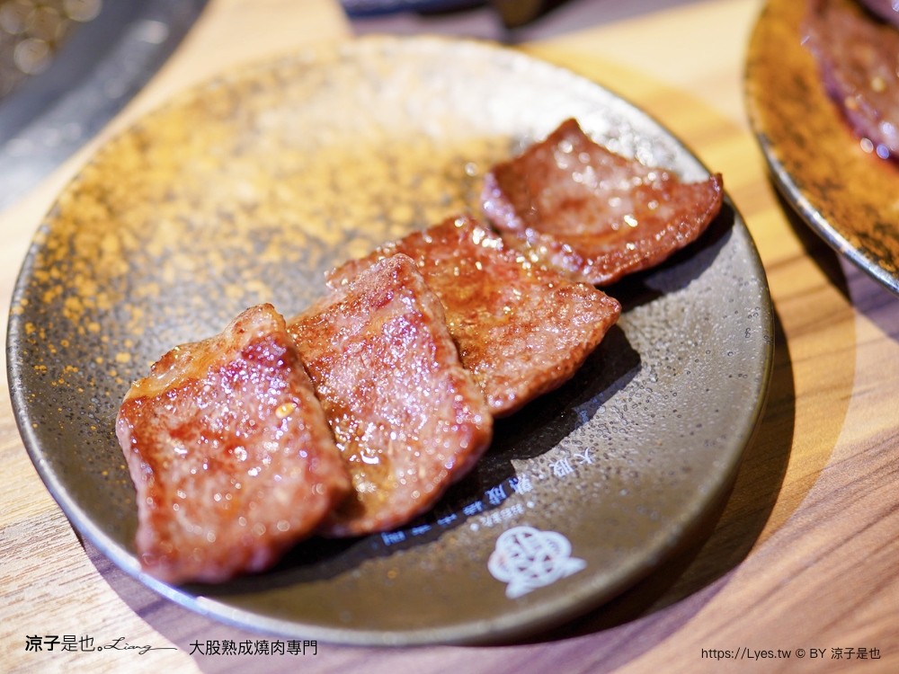 大股熟成燒肉專門 菜單 台中燒肉美食 大股熟成燒肉中科店 厚切牛舌 和牛 推薦必吃 清酒自動販賣機 專人代烤