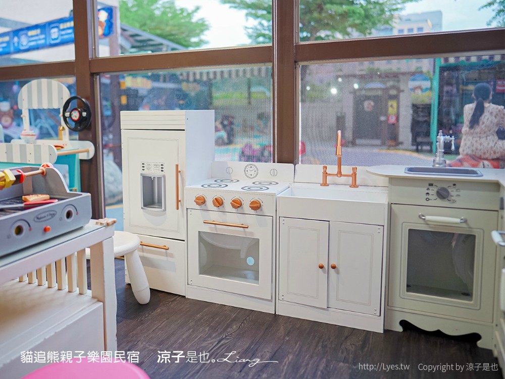 貓追熊親子民宿 熊追貓 台東親子民宿推薦 溜滑梯 沙坑 電動賽車場 遊戲室玩具 房型價位 按摩椅