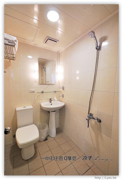 台中-一中住宿 Q摩登-有Wii、PS4可以玩翻的一中平價時尚日租套房