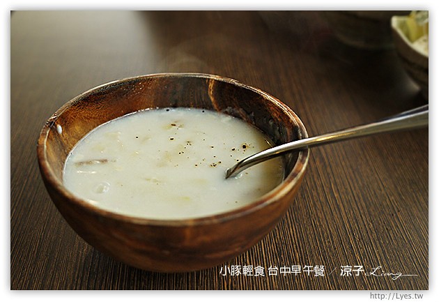 台中-小豚輕食 台中早午餐-厚片鬆餅口感好軟嫩