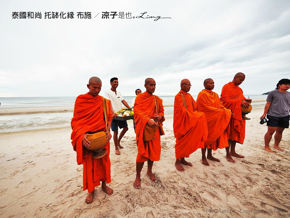 泰國和尚 托缽化緣 布施