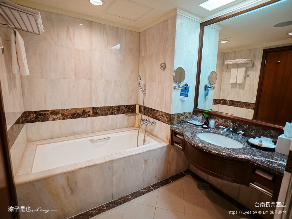 長榮桂冠酒店 台南住宿 台糖長榮台南 游泳池飯店 早餐 評價 親子 遊戲室