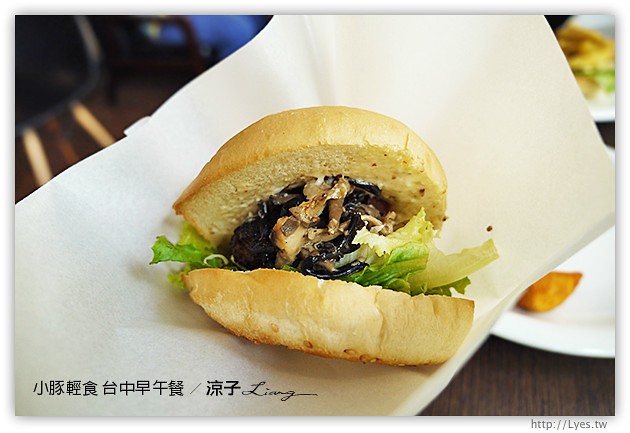 台中-小豚輕食 台中早午餐-厚片鬆餅口感好軟嫩