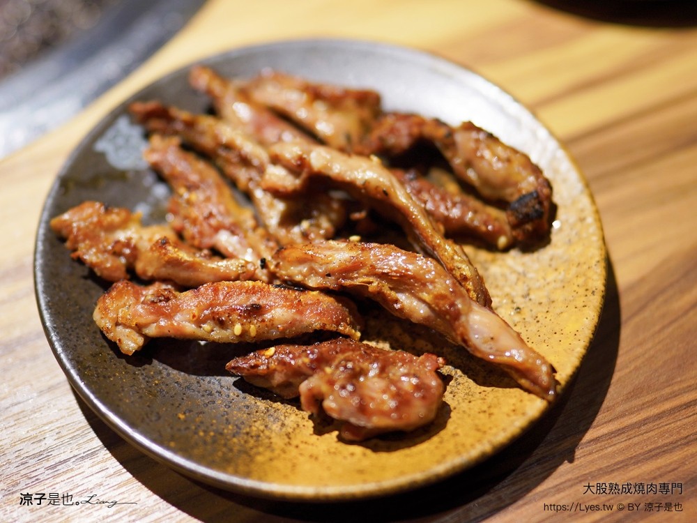 大股熟成燒肉專門 菜單 台中燒肉美食 大股熟成燒肉中科店 厚切牛舌 和牛 推薦必吃 清酒自動販賣機 專人代烤