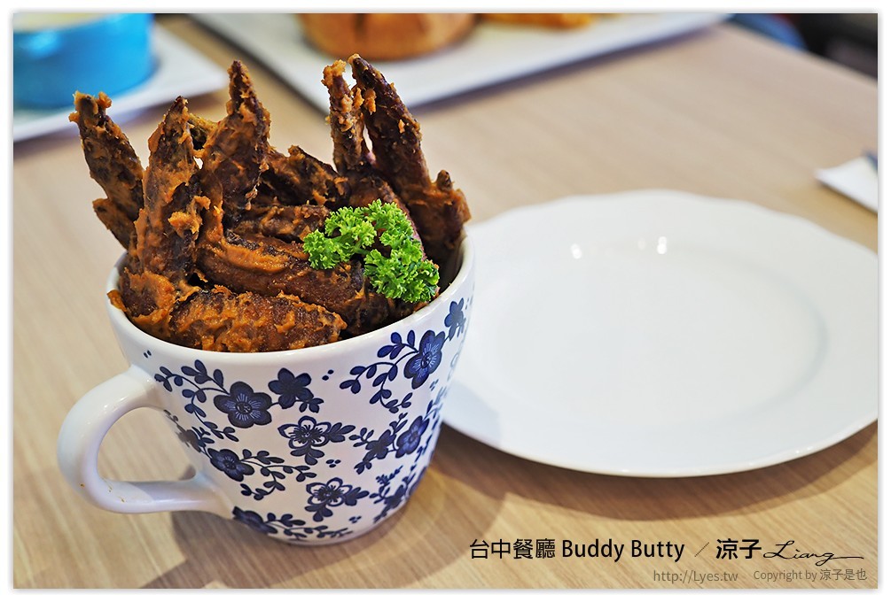 台中-Buddy Butty 英式早午餐 一邊吃美食還可以欣賞倒立天花板的床舖耶XD