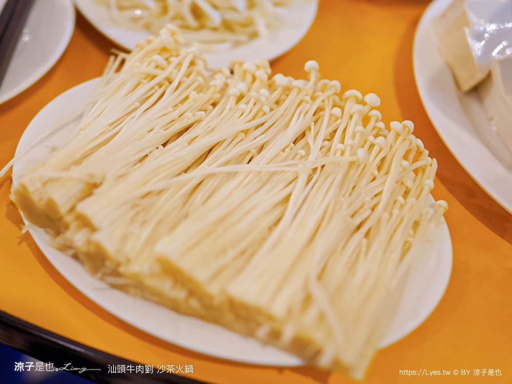 汕頭牛肉劉沙茶火鍋店 菜單 炭燒臉盆火鍋 台中西屯店 扁魚沙茶湯底 大白菜