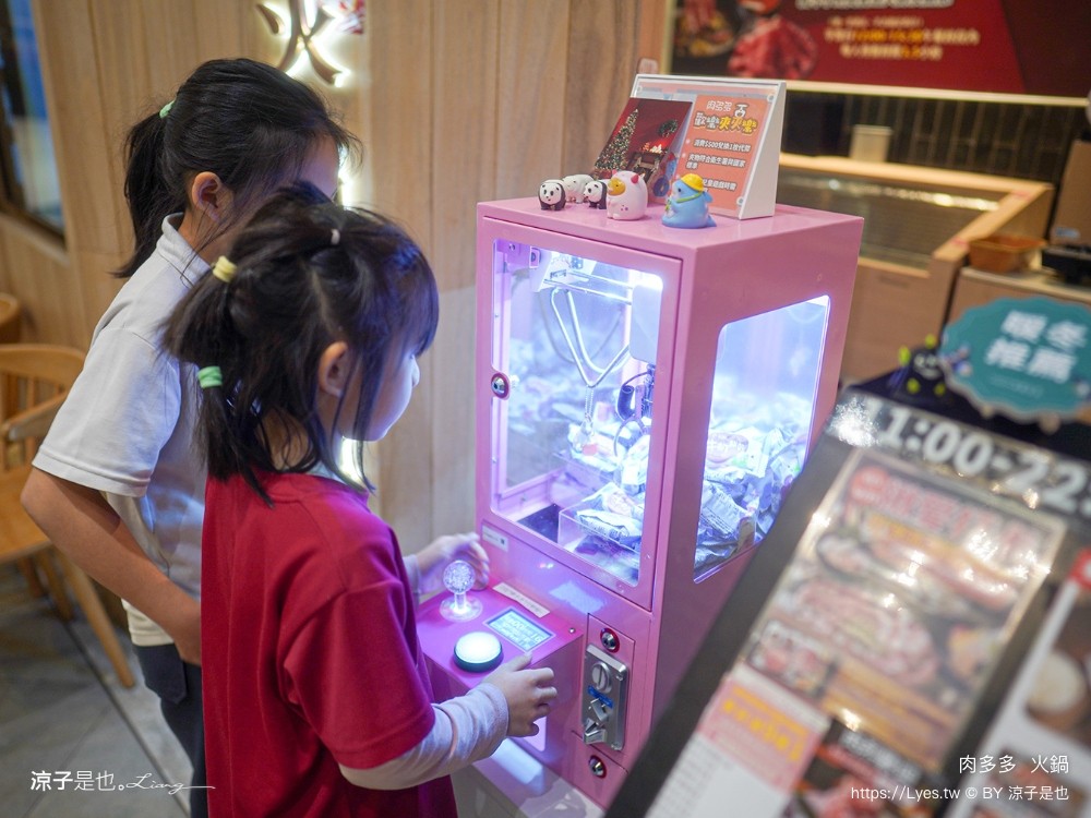 肉多多 火鍋 菜單 台中秀泰店 自助吧吃到飽 石頭湯 麻辣火鍋 生日壽星肉蛋糕 親子餐廳 剝蝦服務 高cp值火鍋 會員 打卡禮