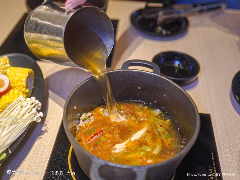 肉多多 火鍋 菜單 台中秀泰店 自助吧吃到飽 石頭湯 麻辣火鍋 生日壽星肉蛋糕 親子餐廳 剝蝦服務 高cp值火鍋 會員 打卡禮