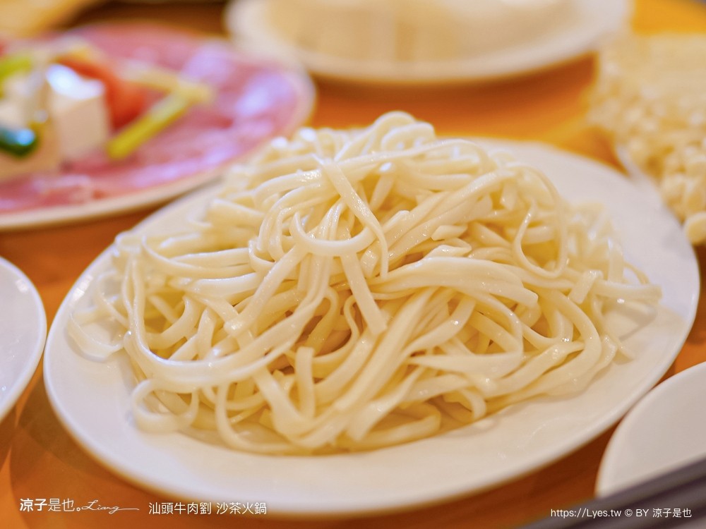 汕頭牛肉劉沙茶火鍋店 菜單 炭燒臉盆火鍋 台中西屯店 扁魚沙茶湯底 大白菜