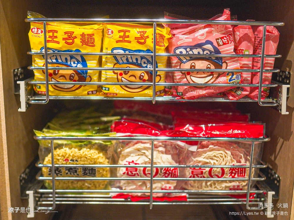 肉多多 火鍋 菜單 台中秀泰店 自助吧吃到飽 石頭湯 麻辣火鍋 生日壽星肉蛋糕 親子餐廳 剝蝦服務 高cp值火鍋 會員 打卡禮