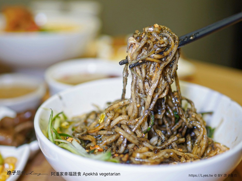 阿潘家幸福蔬食 菜單 台中一中商圈 台中蔬食料理 台中素食 小菜自助吧 小米粥 飲料吃到飽 中友百貨餐廳 推薦 apekhā vegetarian