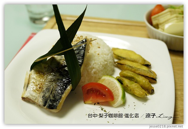 台中-梨子咖啡館 進化店-梨子咖啡館結合教堂的清水模風格