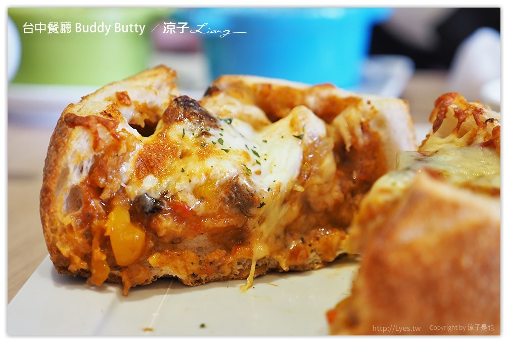 台中-Buddy Butty 英式早午餐 一邊吃美食還可以欣賞倒立天花板的床舖耶XD