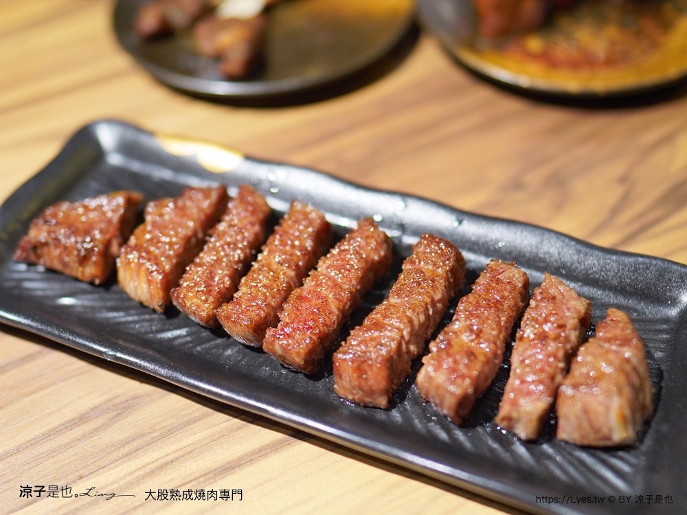 大股熟成燒肉專門 菜單 台中燒肉美食 大股熟成燒肉中科店 厚切牛舌 和牛 推薦必吃 清酒自動販賣機 專人代烤