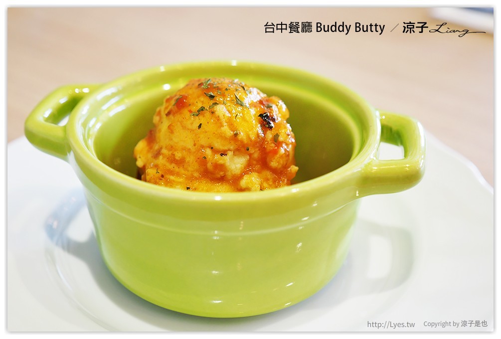 台中-Buddy Butty 英式早午餐 一邊吃美食還可以欣賞倒立天花板的床舖耶XD