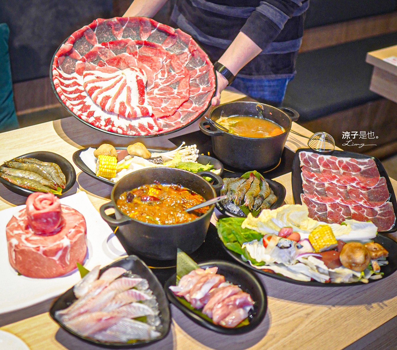 肉多多 台中秀泰店 火鍋 自助吧吃到飽 石頭湯 麻辣火鍋 生日壽星肉蛋糕 親子餐廳 剝蝦服務 高CP值火鍋 會員 打卡禮