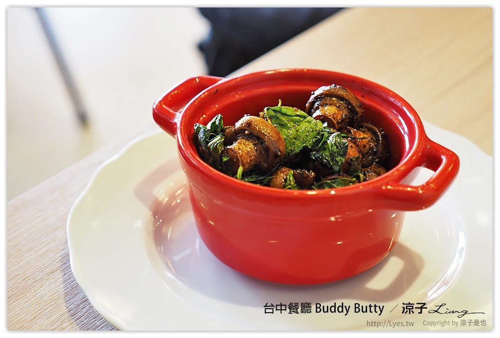 台中-Buddy Butty 英式早午餐 一邊吃美食還可以欣賞倒立天花板的床舖耶XD