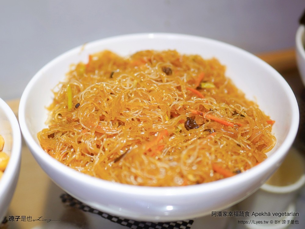 阿潘家幸福蔬食 菜單 台中一中商圈 台中蔬食料理 台中素食 小菜自助吧 小米粥 飲料吃到飽 中友百貨餐廳 推薦 apekhā vegetarian