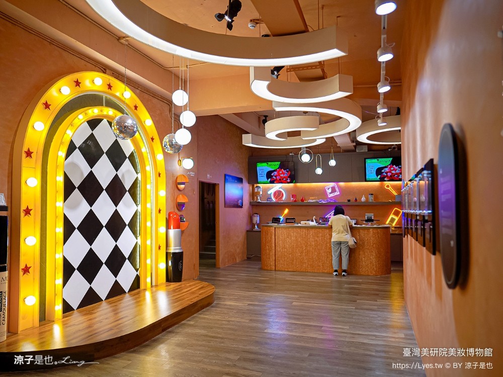 台灣美研院 美妝博物館 門票 台南景點 安平景點 化妝品 觀光工廠 網美拍照 評論 預約 婚紗 雷雕粉餅