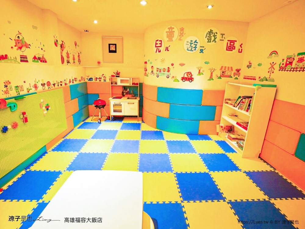 福容大飯店高雄 高雄親子住宿 鹽埕區飯店 捷運站住宿 早餐 房型 四人房 動物園主題房 泳池飯店 健身房