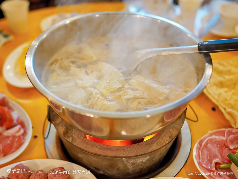 汕頭牛肉劉沙茶火鍋店 菜單 炭燒臉盆火鍋 台中西屯店 扁魚沙茶湯底 大白菜