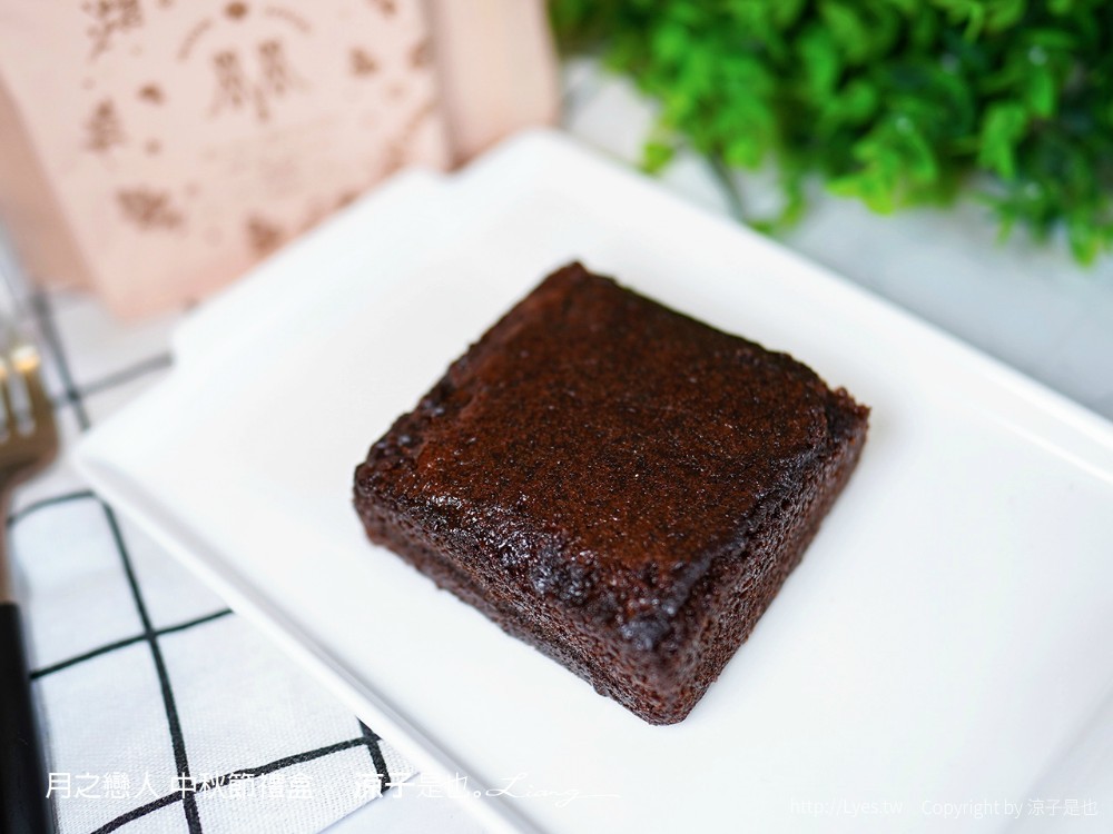 中秋節禮盒-月之戀人 台中 2021 中秋禮盒推薦！濃郁蛋黃酥、迷人白松露奶皇酥、夢幻巧克力蛋糕 一次擁有