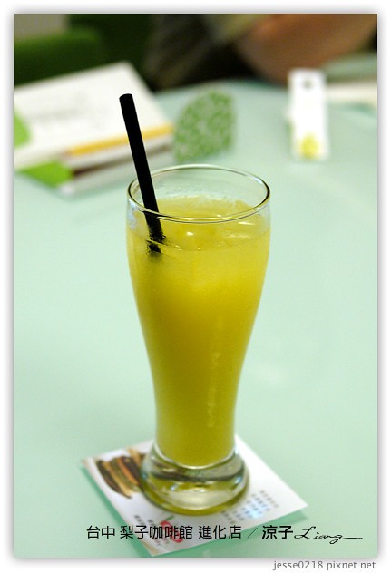 台中-梨子咖啡館 進化店-梨子咖啡館結合教堂的清水模風格