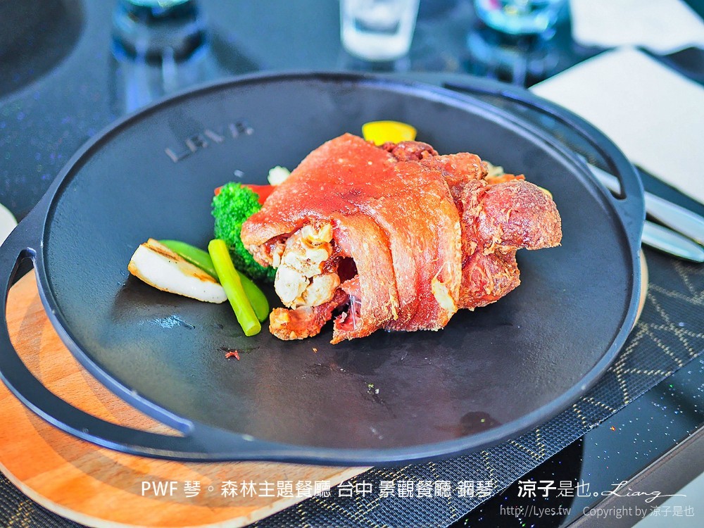 台中-PWF 琴。森林主題餐廳(附菜單) 空拍餐廳建築真的是座鋼琴 很有特色啊！有停車場開車好方便！