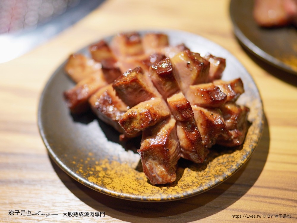 大股熟成燒肉專門 菜單 台中燒肉美食 大股熟成燒肉中科店 厚切牛舌 和牛 推薦必吃 清酒自動販賣機 專人代烤
