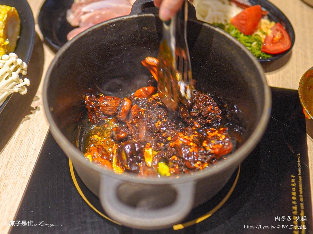 肉多多 火鍋 菜單 台中秀泰店 自助吧吃到飽 石頭湯 麻辣火鍋 生日壽星肉蛋糕 親子餐廳 剝蝦服務 高cp值火鍋 會員 打卡禮