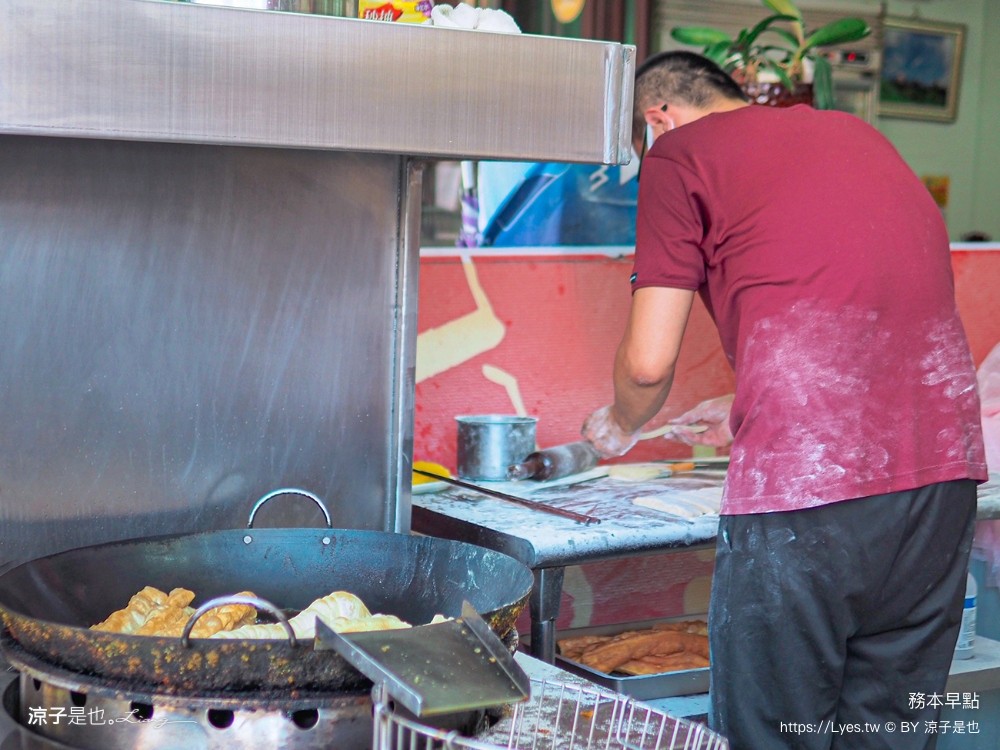務本早點 燒餅油條 台中北屯早餐美食 原精武路燒餅油條豆漿店搬家 菜單 鹹豆漿 必吃