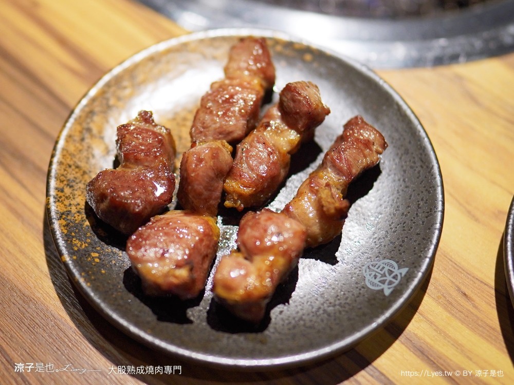 大股熟成燒肉專門 菜單 台中燒肉美食 大股熟成燒肉中科店 厚切牛舌 和牛 推薦必吃 清酒自動販賣機 專人代烤