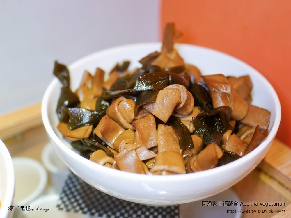 阿潘家幸福蔬食 菜單 台中一中商圈 台中蔬食料理 台中素食 小菜自助吧 小米粥 飲料吃到飽 中友百貨餐廳 推薦 apekhā vegetarian