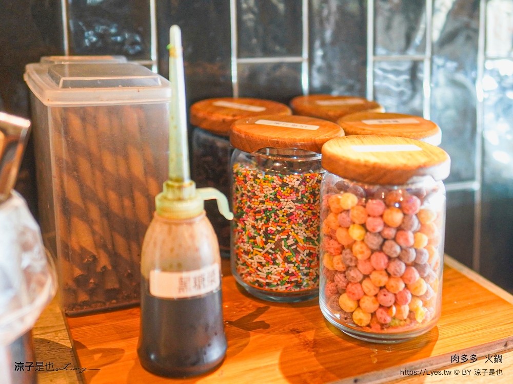 肉多多 火鍋 菜單 台中秀泰店 自助吧吃到飽 石頭湯 麻辣火鍋 生日壽星肉蛋糕 親子餐廳 剝蝦服務 高cp值火鍋 會員 打卡禮