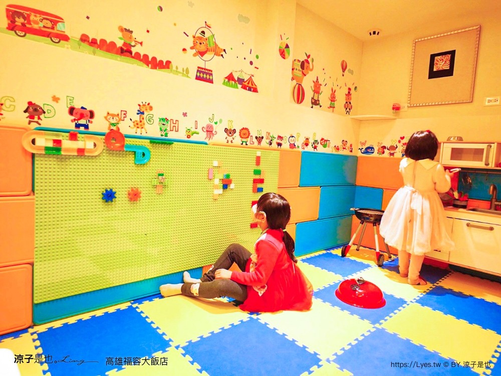 福容大飯店高雄 高雄親子住宿 鹽埕區飯店 捷運站住宿 早餐 房型 四人房 動物園主題房 泳池飯店 健身房