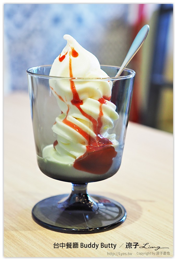 台中-Buddy Butty 英式早午餐 一邊吃美食還可以欣賞倒立天花板的床舖耶XD