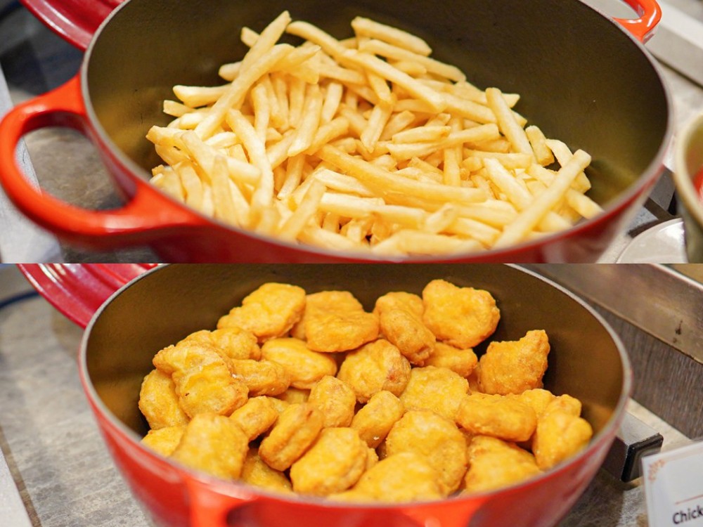 台中親子飯店-台中港酒店 三井OUTLET住宿 海洋親子房 小帳棚與上下舖是小孩的愛 兒童遊戲室有車子跑道、球池、小廚房