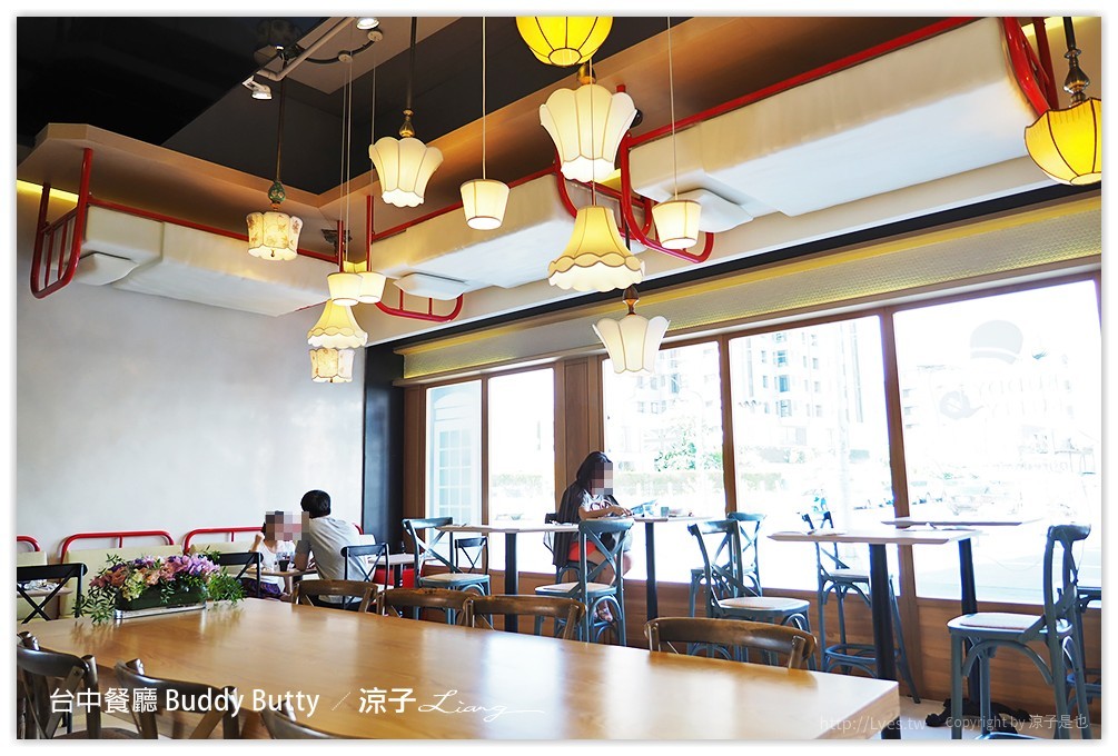 台中-Buddy Butty 英式早午餐 一邊吃美食還可以欣賞倒立天花板的床舖耶XD